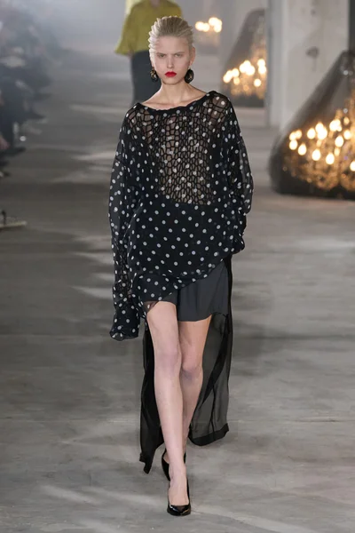 Look 16